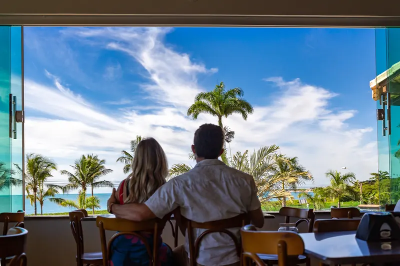 Casal no restaurante com vista para o mar