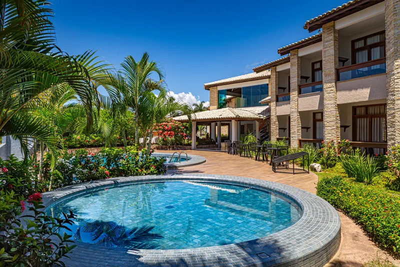 Piscina e jardim durante o dia