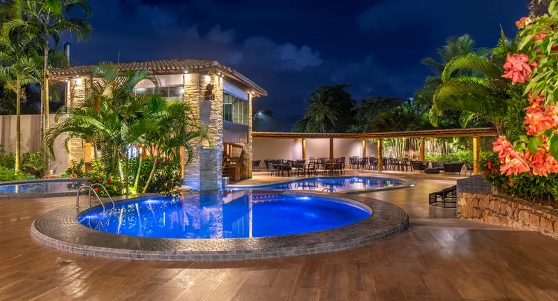 Piscina com cascata à noite