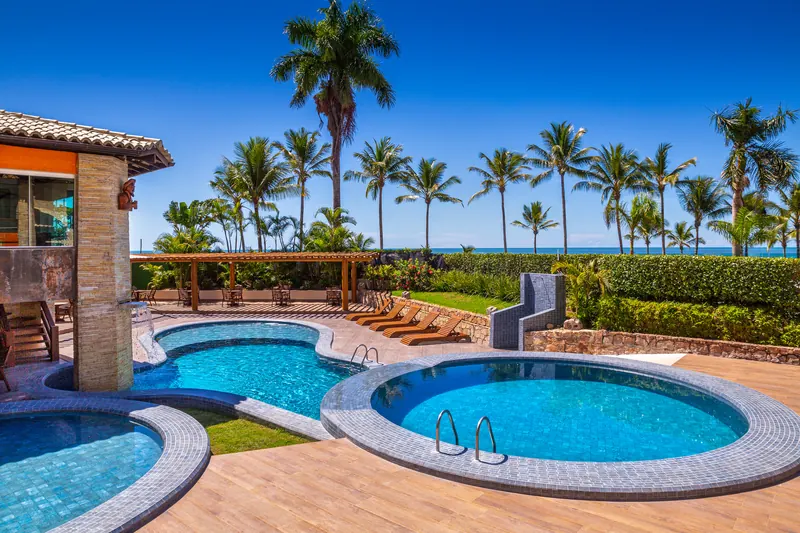 Piscinas com o mar ao fundo