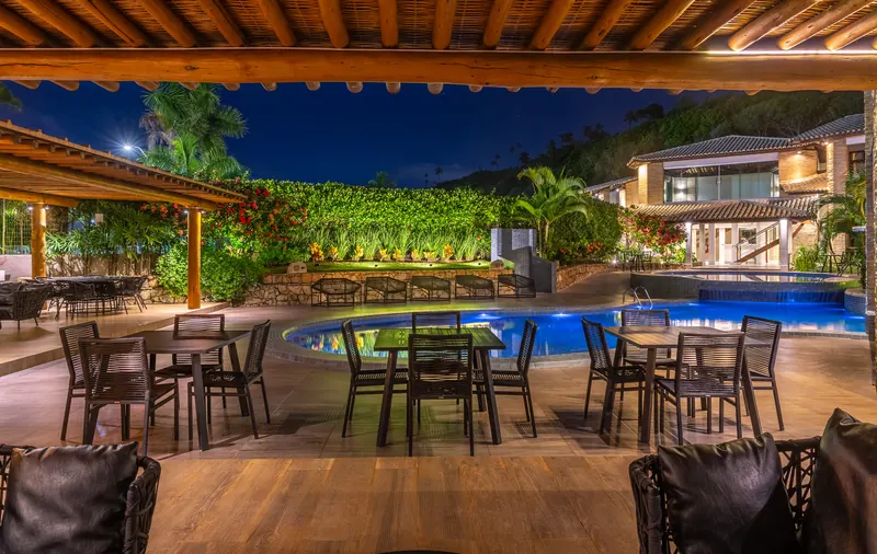 Varanda do restaurante à noite, de frente para a piscina