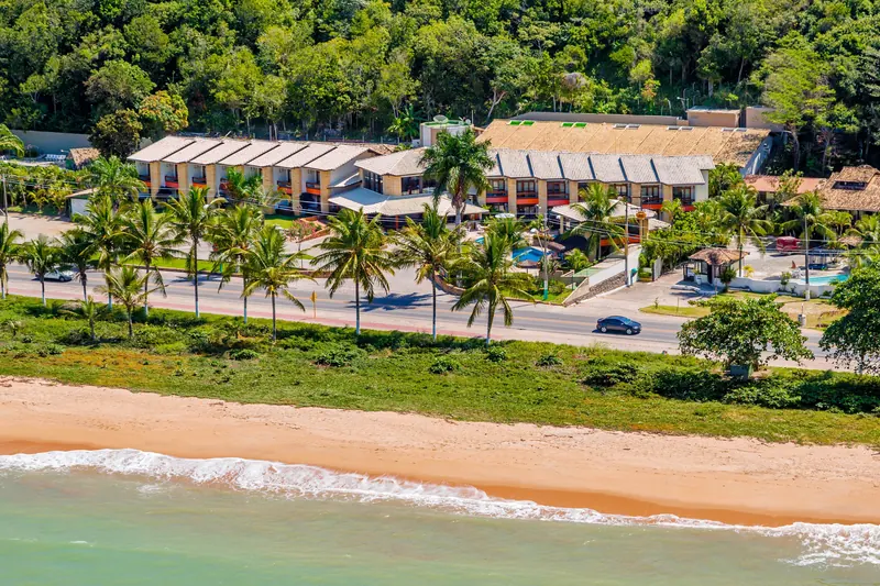 Vista aérea do hotel, da avenida e da praia