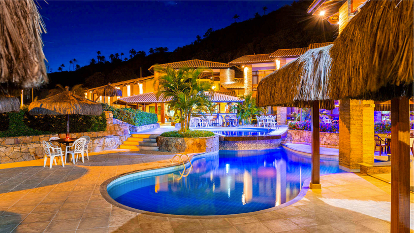Bar, restaurante y piscina