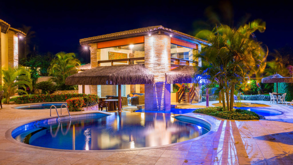 Bar, restaurante y piscina