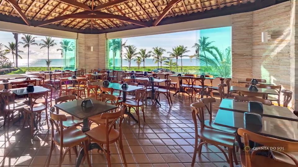 O salão do restaurante, de frente para o mar