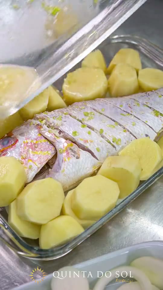 Peixe assado com batatas
